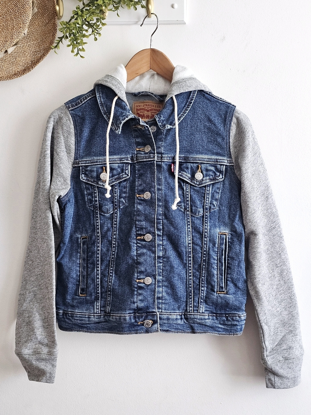 Levi’s Hooded Denim Trucker Jacket Women M NWT Hybrid Jean Hoodie